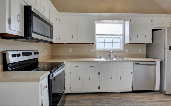 Building Photo - Freshly Renovated Three Bedroom with Bonus