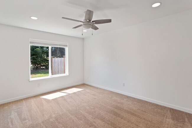 Building Photo - $1000 Move in Credit! 4 Bed 2.5 Bath - Townhome - Hillcrest - NAS Whidbey