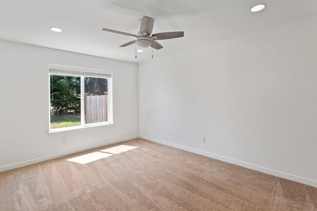 Building Photo - 4 Bed 2.5 Bath - Townhome - Hillcrest - NAS Whidbey