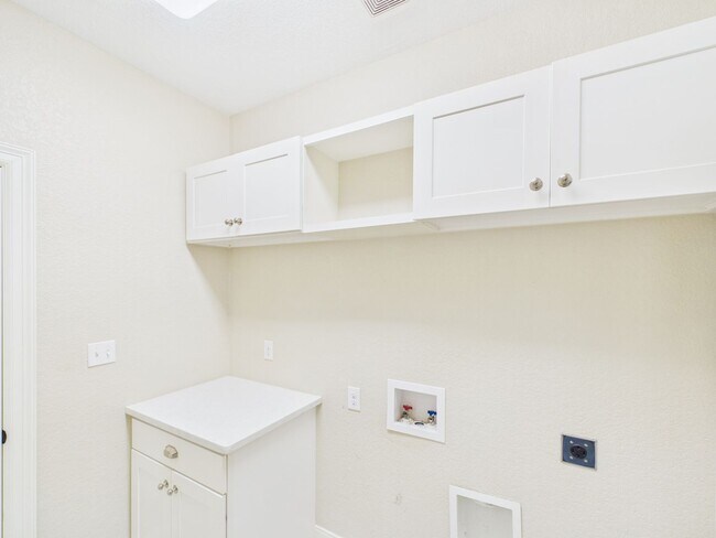 Building Photo - Modern Comfort: 3 Bed, 2 Bath with Garage & Large Pantry