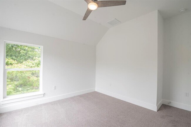Building Photo - 616 W Dittmar Rd