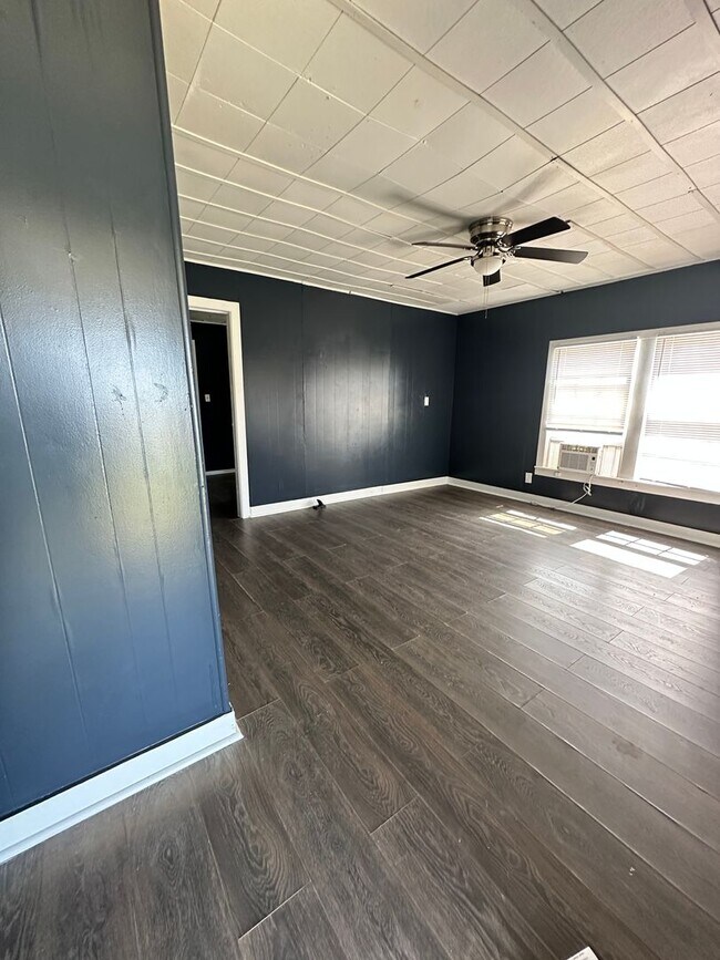 Building Photo - 2 Bedroom one bathroom on Corner Lot