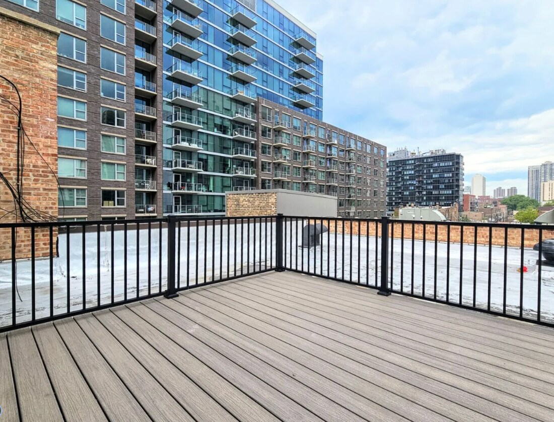 Building Photo - 1223 N La Salle Dr