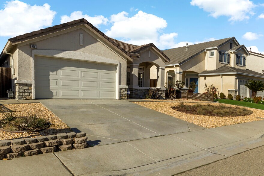 Front driveway - 278 Havenwood Cir