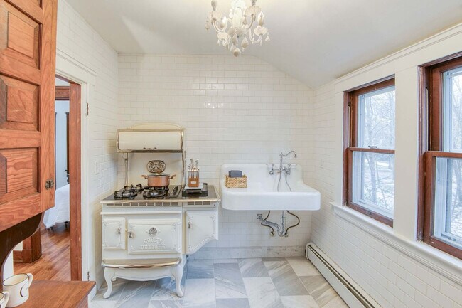 Building Photo - 3073 Fairmount Blvd