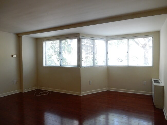 Building Photo - 922 24th St NW