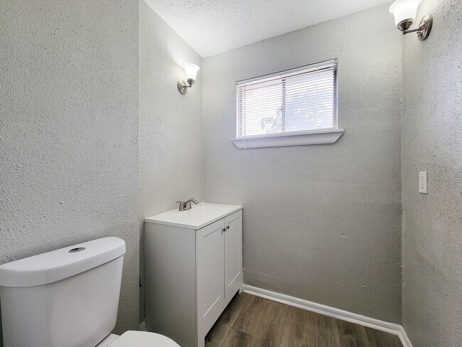Building Photo - REMODELED 3 BEDROOM LEASE HOME WITH ALL THE UPGRADES THROUGHOUT. COME TAKE A LOOK AT THIS