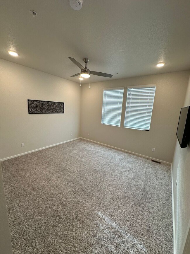 Building Photo - Raindance main floor condo move in ready.