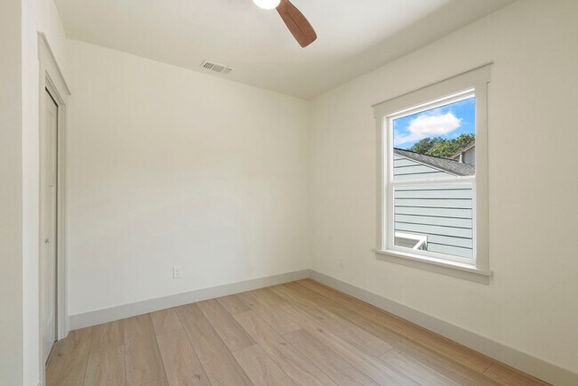 Building Photo - Beautifully updated 2/1 in North Oak Park! Located Close to UC Davis Med Center + MgGeorge Law Sc...