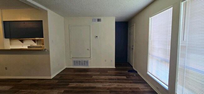 Building Photo - Tour Today!  2/1.5 Townhome in Longview
