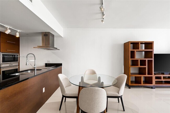 Building Photo - 495 Brickell Ave
