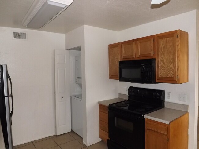 Building Photo - 2 Bedroom Phx. Condo