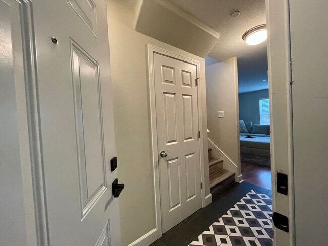 Building Photo - Incredible SE Hazelwood 2 Bedroom + 1 Bathroom Condo w/ included Garage and Washer & Dryer!!