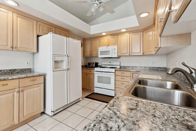 Building Photo - Single-Level Home with Community Pool, Gym...