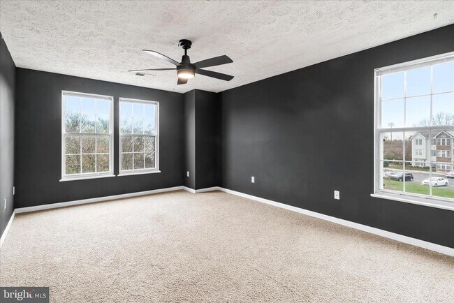 Building Photo - 5640 Wade Ct