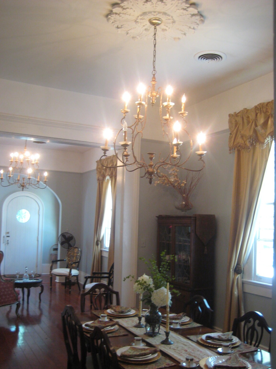 ANTIQUE DINING TABLE SEATS 6 - 400 Millaudon St
