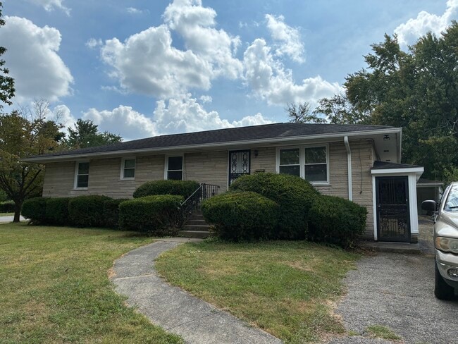 Building Photo - 132 Greenbriar Rd