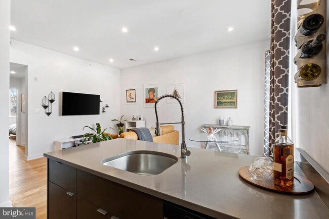 Building Photo - 1617 Hope St