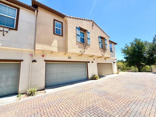 Building Photo - Move-In Ready 2 Bedroom 2.5 Bathroom Condo with LOFT & 2 Car Garage