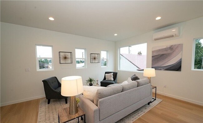 Building Photo - Air-Conditioned Seattle Townhome with Rooftop Deck & Mt. Rainier Views