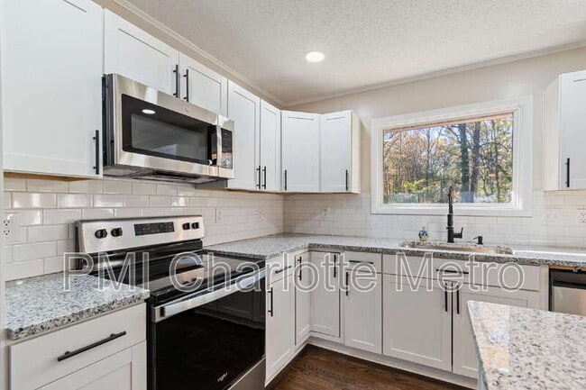 Building Photo - 10707 Walkers Ferry Rd