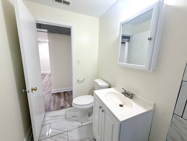 Building Photo - 11137 S Emerald Ave