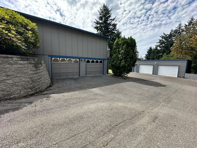 Building Photo - Beautiful well Maintained Duplex for rent
