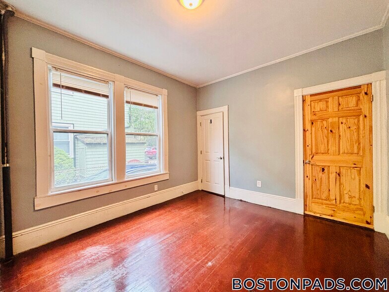 Building Photo - 52 Harvest St