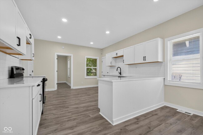 Building Photo - 320 W 39th St