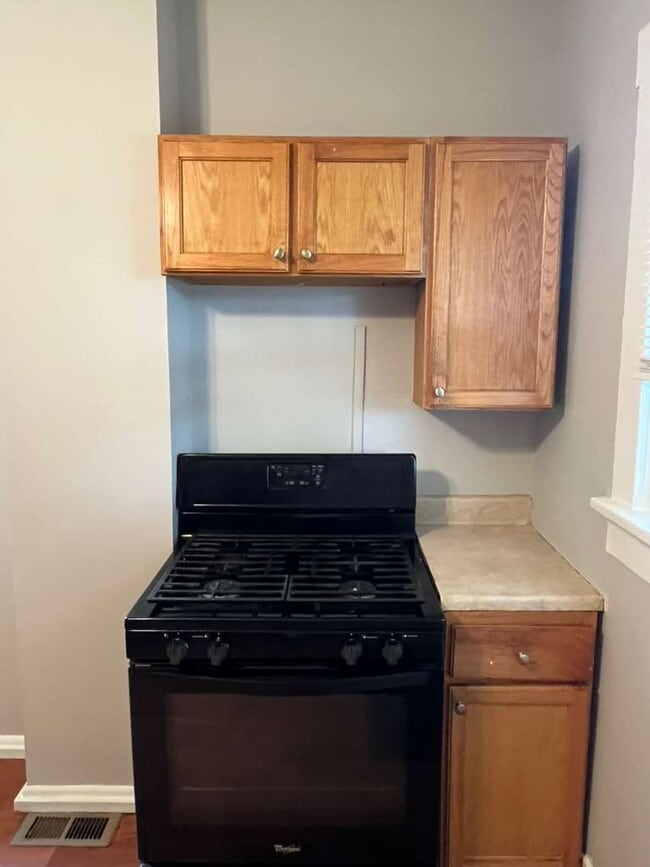 Building Photo - "Charming 2-Bedroom Retreat with Wood Floors with Basement!"