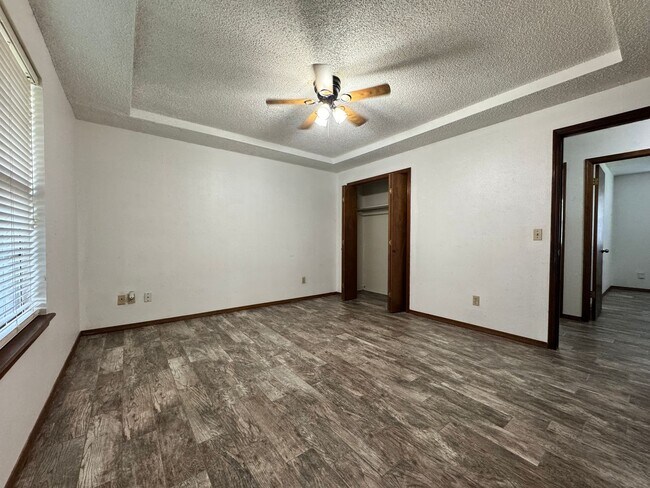 Building Photo - 3 Bedroom, 2 bath, 2 car garage home avail...