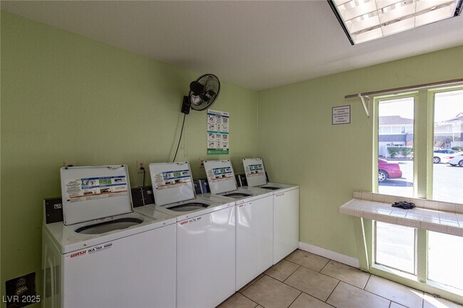 Building Photo - 753 Oakmont Ave