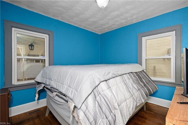 Building Photo - 3537 Buckingham St