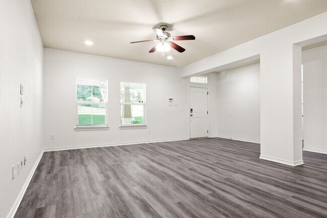 Building Photo - * MOVE IN SUMMER 07/03/2027 * 6 Bed 4 Bath Home, Walk to TCU Light Housekeeping Included