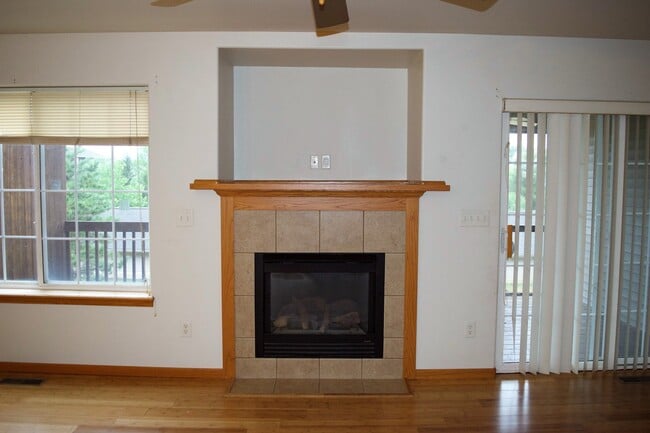 Building Photo - Large Iowa City Townhouse