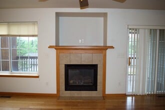 Building Photo - Large Iowa City Townhouse