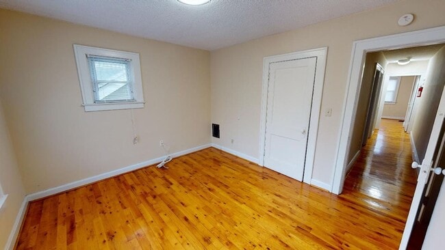 Building Photo - 3 BEDROOMS, 1 FULL BATHROOM + 3 FREE OFF-S...