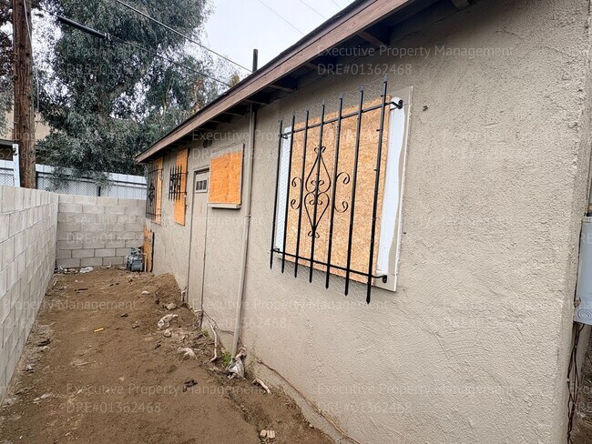 Building Photo - 105 E 8th St