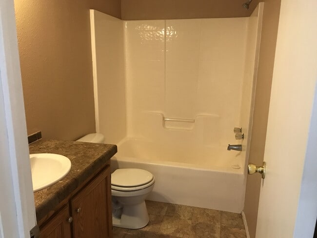 Building Photo - Fully Furnished Nice 3BR/2BA Home