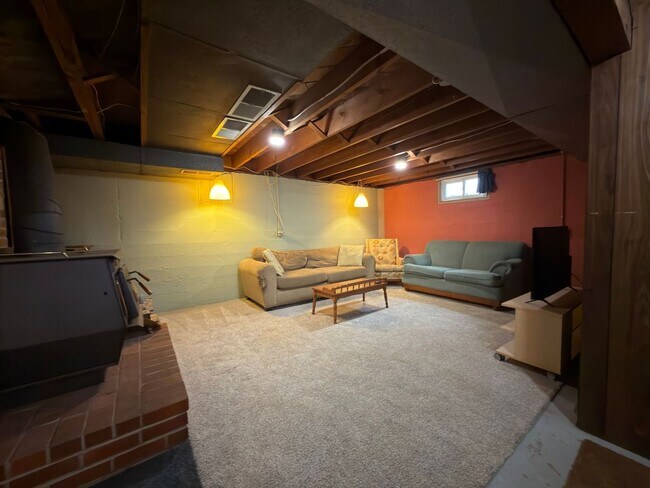 Building Photo - Modern Comfort Meets Classic Charm in South Tabor~ Fenced Backyard~ Garage~ Pets Welcome~ 94 Bike...