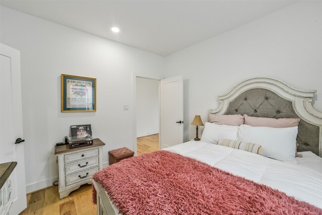 Building Photo - 718 W Donovan St