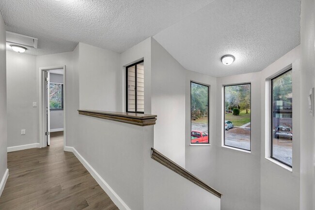 Building Photo - "Spacious 3-Bed, 3-Bath Townhouse with Elegant Hardwood Floors in Ocoee!"