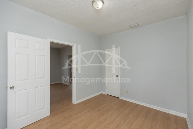 Building Photo - 622 E 63rd St