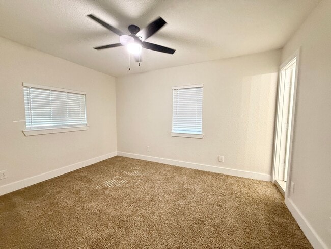 Building Photo - Incredible 5/2 Home in Lake Jackson! Lots ...
