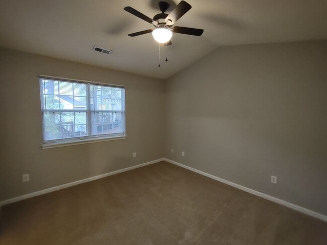 Building Photo - Move In Ready Townhome located in the Pres...