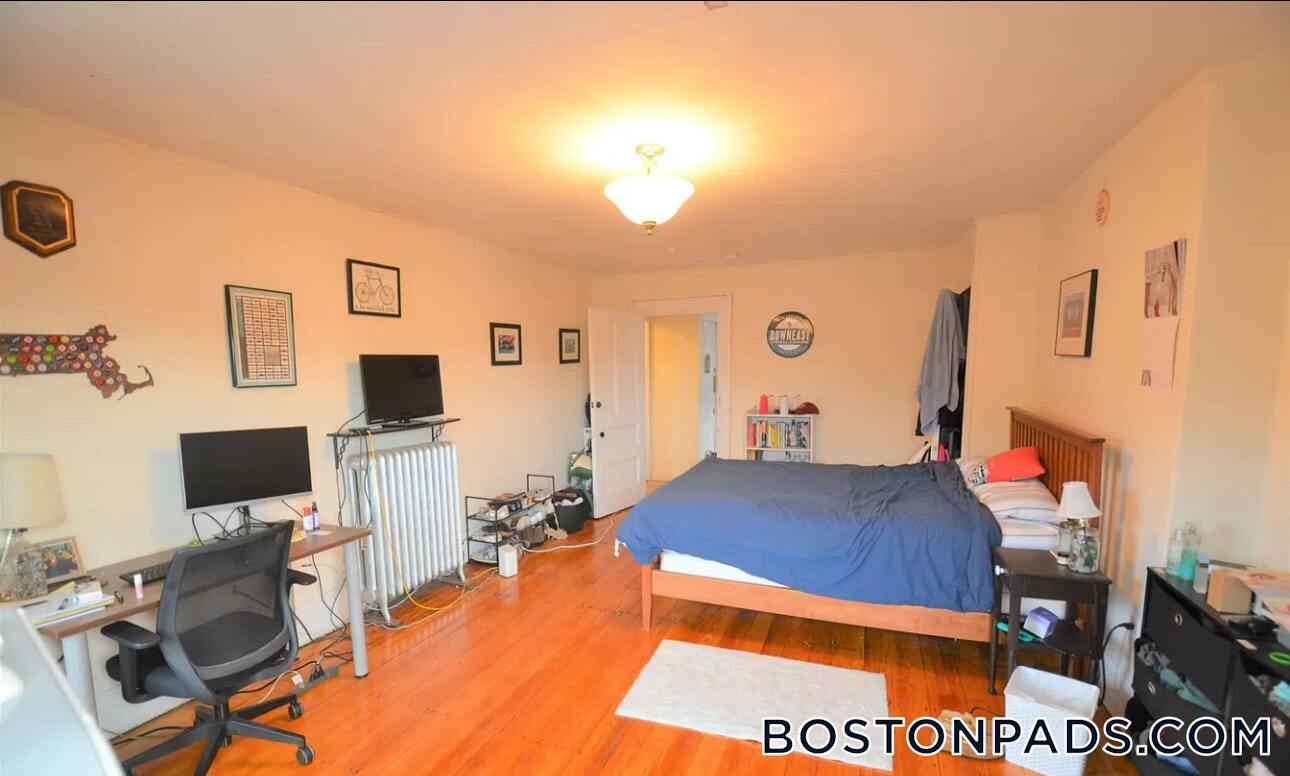 Building Photo - 918 Beacon St