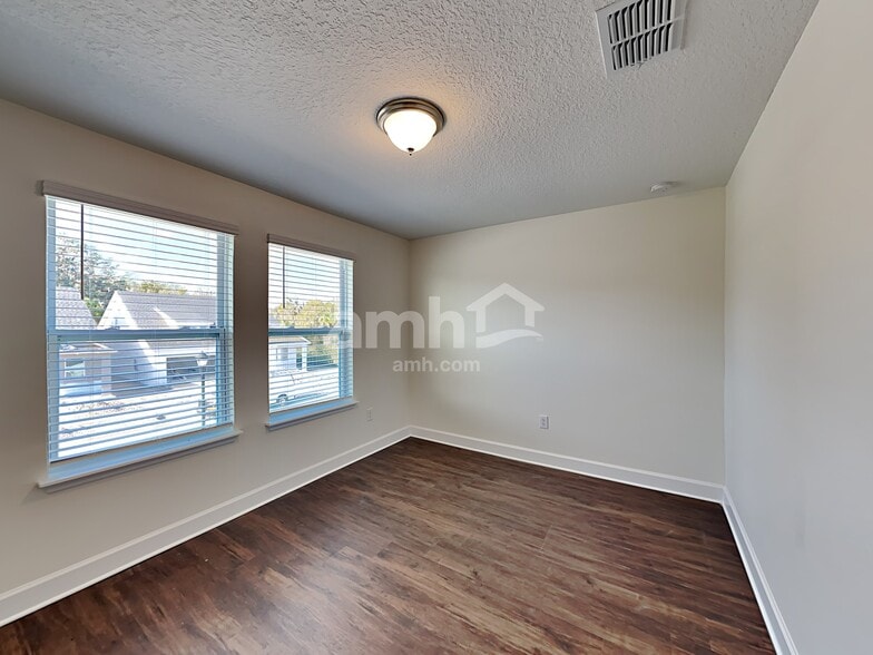 Building Photo - 2214 Saffron Walden Dr