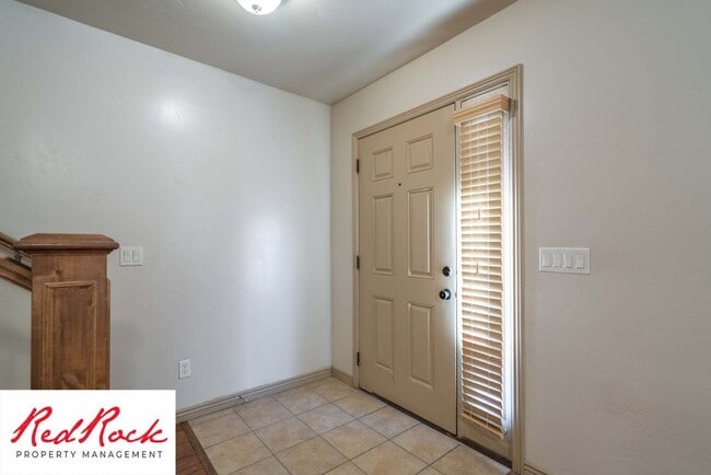 Building Photo - Beautiful 3 bedroom, 2.5 bathroom Townhome...