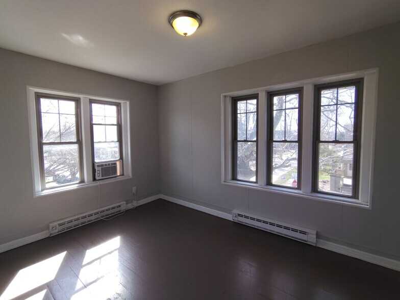 Building Photo - 302 S 12th St