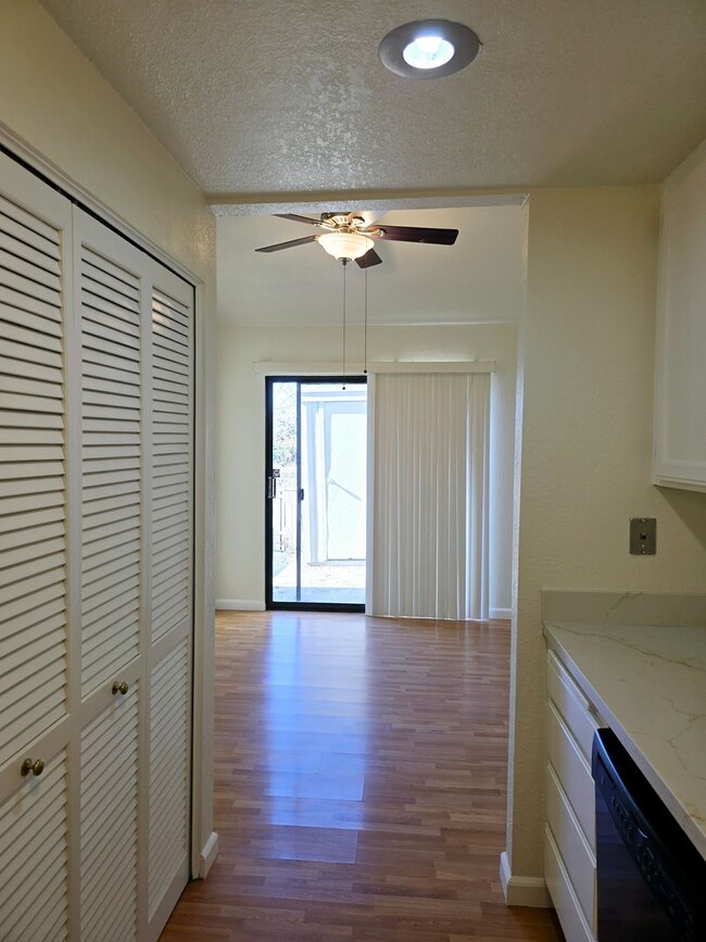 Building Photo - Spacious Townhome in Fairview